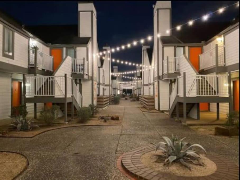 Lux Suite /King Bed /Free Parking/Pool/First Floor Houston Exterior photo