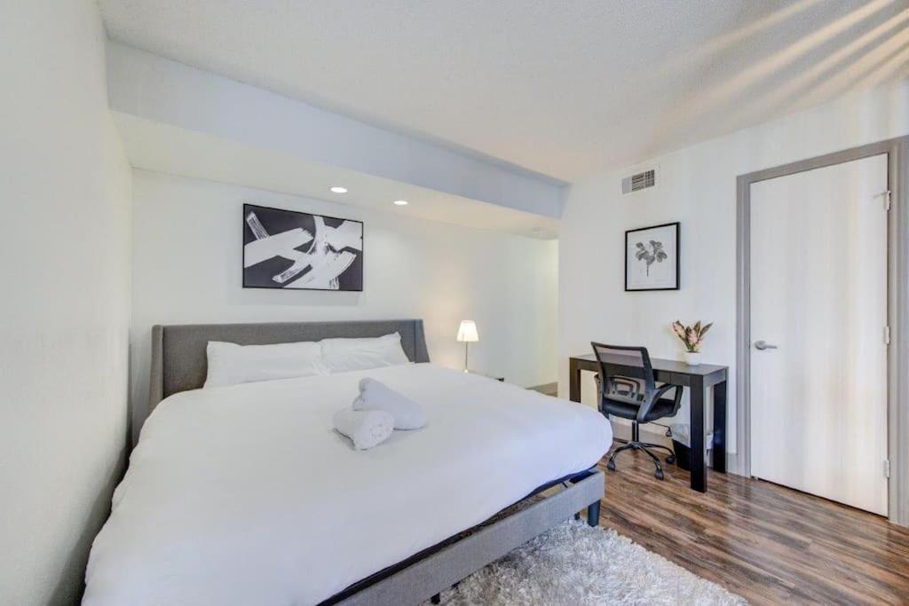 Lux Suite /King Bed /Free Parking/Pool/First Floor Houston Exterior photo