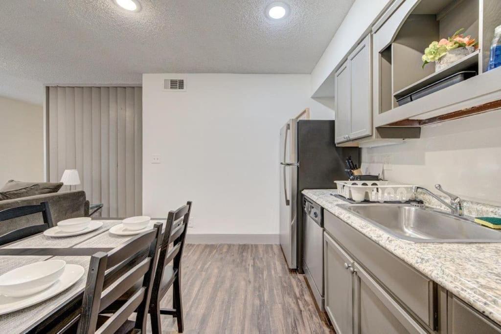 Lux Suite /King Bed /Free Parking/Pool/First Floor Houston Exterior photo